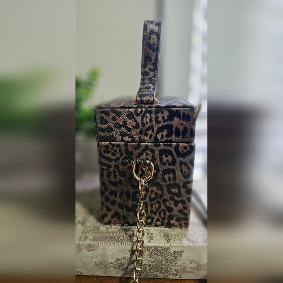 Leopard Print Chain Crossbody Bag - Picture 5 of 6